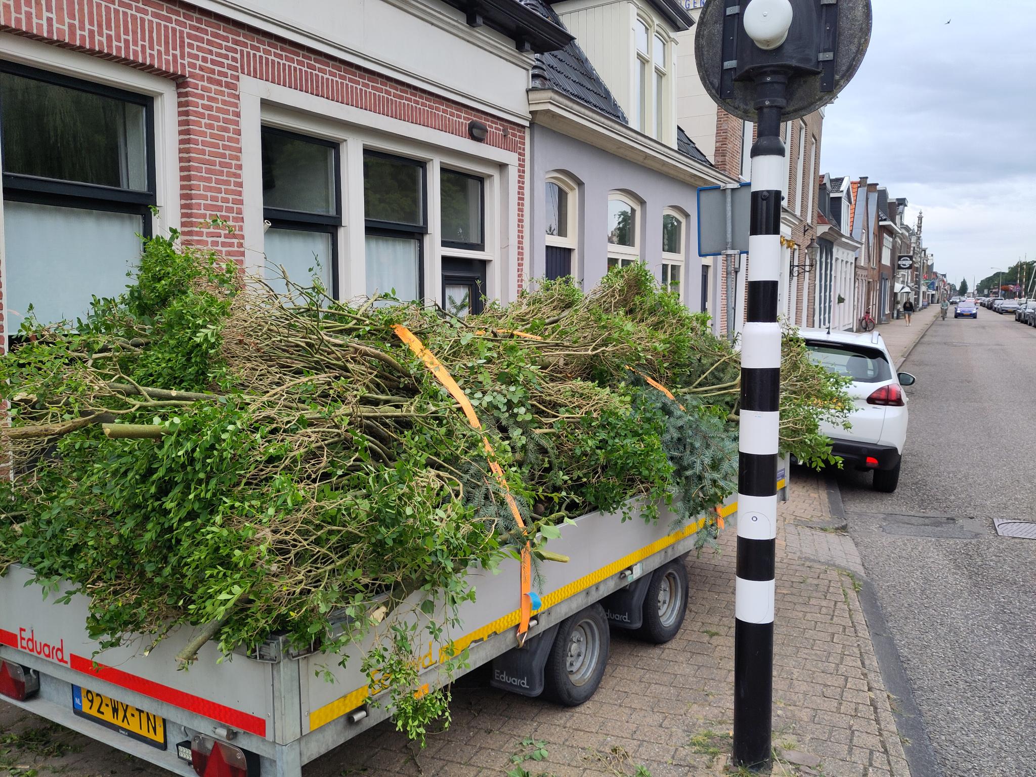  Het gesnoeide groen wordt afgevoerd